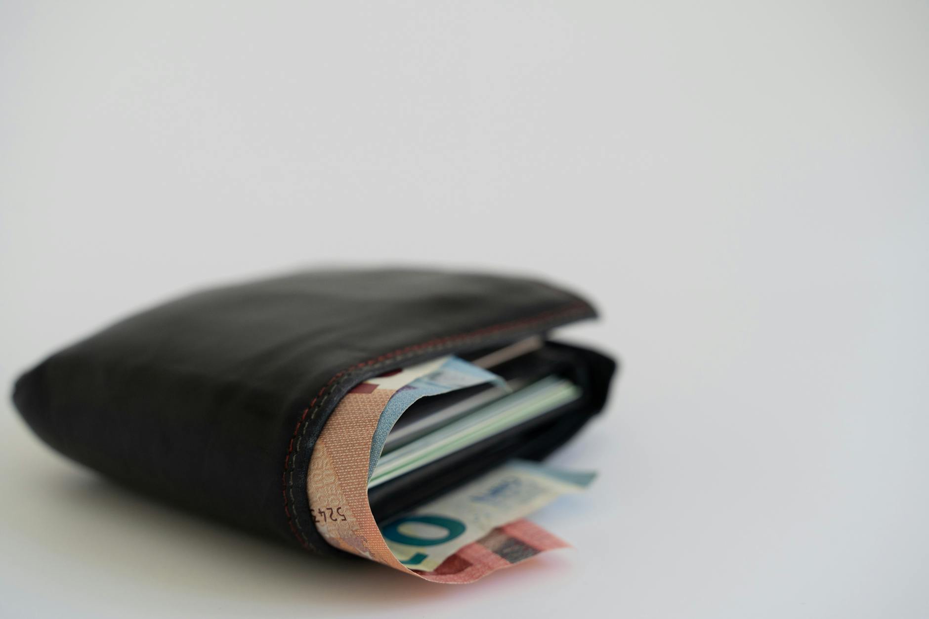 a wallet with cash money for short term loans